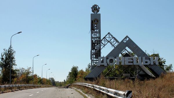 Стела с названием города при въезде в Донецк. Архивное фото
