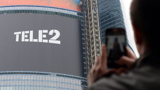 Рекламный баннер мобильного оператора Tele2 на одном из зданий Московского международного делового центра Москва-Сити