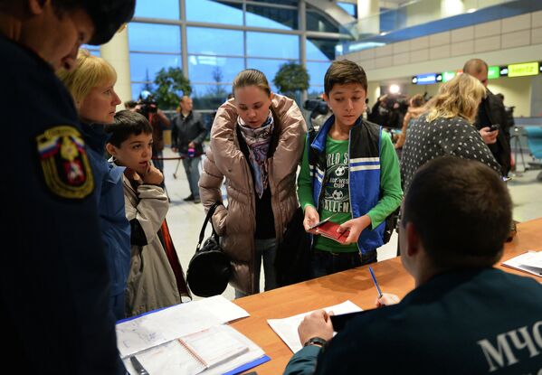 Сотрудники МЧС проводят регистрацию россиян, граждан СНГ и других иностранных государств, прилетевших самолетом МЧС РФ из Сирии