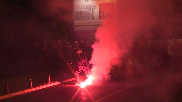 Участники акции протеста оппозиции в Черногории кидали в полицию файеры и палки