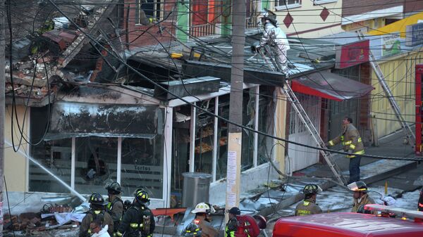 На месте падения небольшого самолета на здание пекарни в Боготе, Колумбия