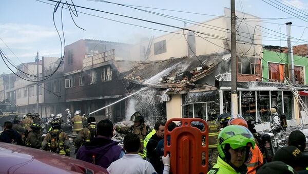 На месте падения небольшого самолета на здание пекарни в Боготе, Колумбия. Октябрь 2015