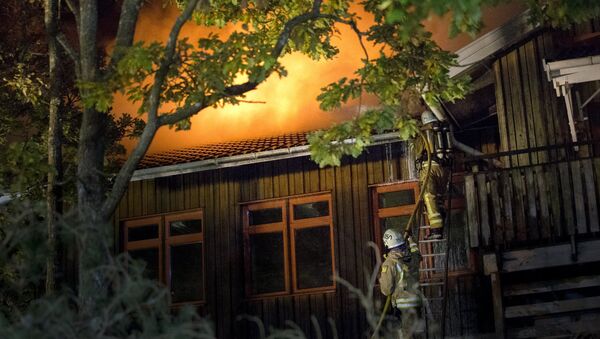 Пожарные тушат здание, служившее приютом для беженцев в Швеции