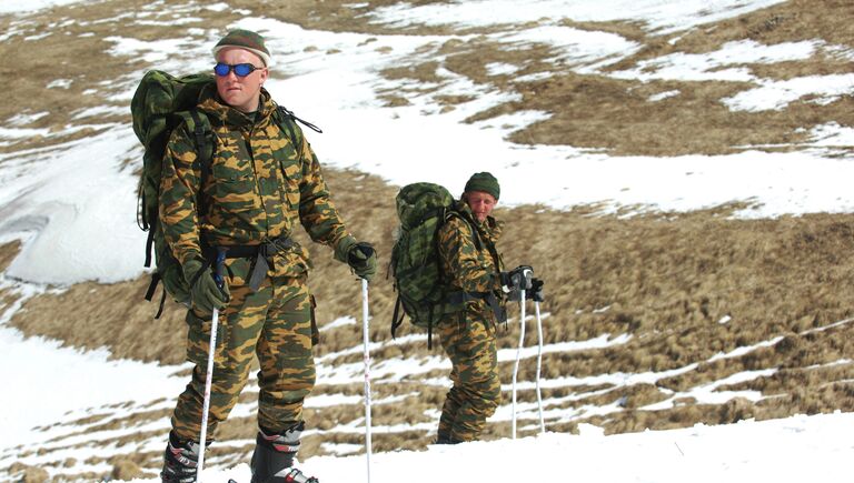 Военнослужащие разведывательной роты специального назначения 33-й мотострелковой горной бригады во время лыжной подготовки в горах Дагестана