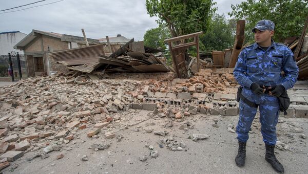 Полицейский у разрушенного в результате землетрясения дома в городе Эль-Гальпон, Аргентина. 18 октября 2015