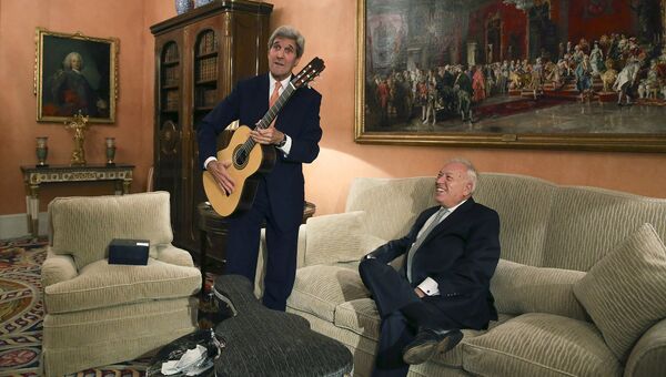Госсекретарь США Джон Керри с гитарой, подаренной министром иностранных дел Испании Хосе Мануэль Гарсией Маргальо. Октябрь 2015