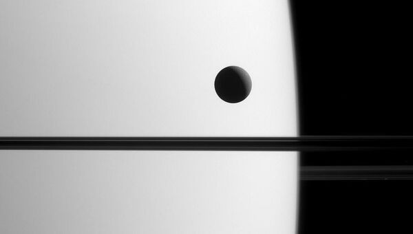 Фотография Дионы, полученная зондом “Кассини”