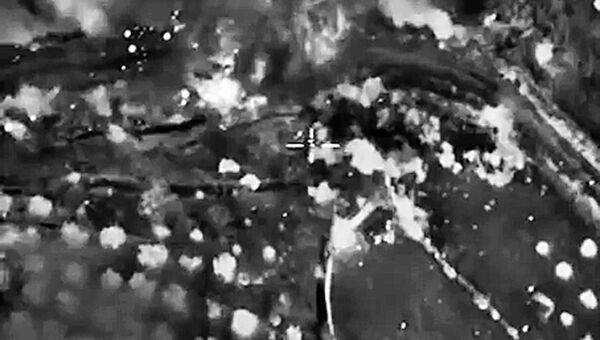 Самолеты российских Воздушно-космических сил нанесли точечные удары авиабомбами по мастерским боевиков в районе населенного пункта Сермания в провинции Идлиб. Архивное фото