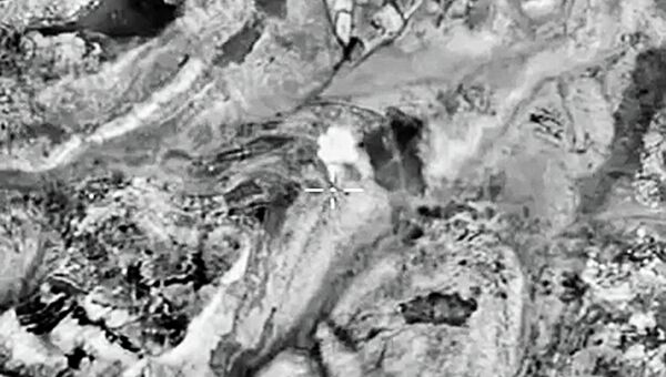 Самолеты российских Воздушно-космических сил нанесли точечные удары авиабомбами по мастерским боевиков в районе населенного пункта Сермания в провинции Идлиб