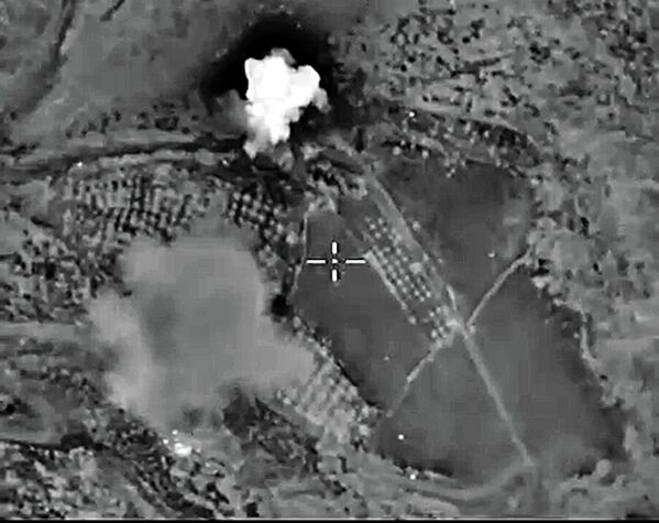 Самолеты российских Воздушно-космических сил нанесли точечные удары авиабомбами по мастерским боевиков в районе населенного пункта Сермания в провинции Идлиб