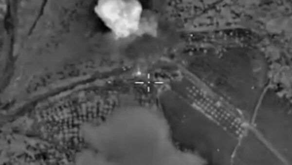 ВКС РФ уничтожили склад и мастерскую террористов в Сирии. Кадры авиаударов