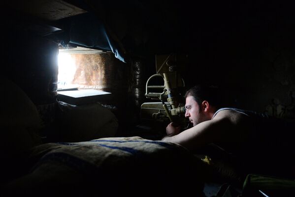 Военнослужащий в наблюдательном пункте ополчения Сирийской Арабской армии на окраине района Джобар в Дамаске, удерживаемого боевиками Джебхат ан-Нусра