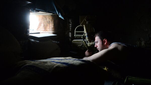 Военнослужащий в наблюдательном пункте ополчения Сирийской Арабской армии на окраине района Джобар в Дамаске, удерживаемого боевиками Джебхат ан-Нусра