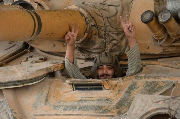 Военнослужащий Сирийской Арабской армии в районе Джобар в Дамаске