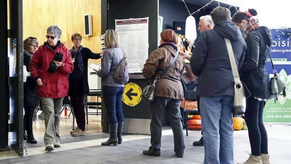 Люди стоят в очереди на избирательном участке в Квебеке, Канада