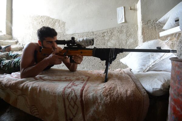Снайпер ополчения Сирийской Арабской армии на позиции в одном из домов в районе Джобар в Дамаске