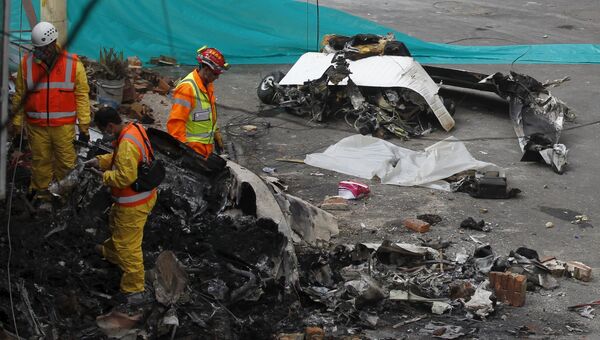 На месте падения небольшого самолета на здание пекарни в Боготе, Колумбия. Октябрь 2015