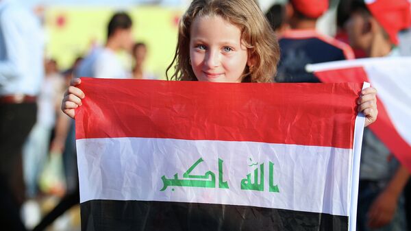 Девочка с национальном флагом Ирака. Архивное фото