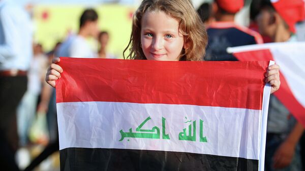 Девочка с национальном флагом Ирака