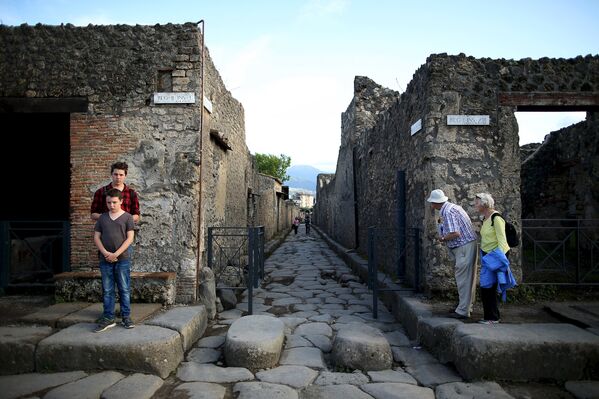 Туристы осматривают улицу Помпеи
