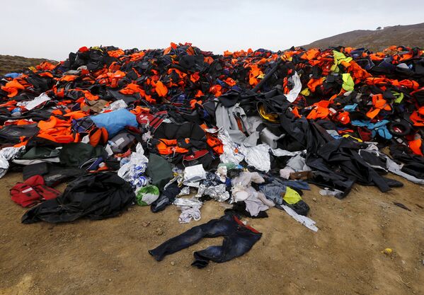 Спасательные жилеты оставленные мигрантами после прибытия на греческий остров Лесбос