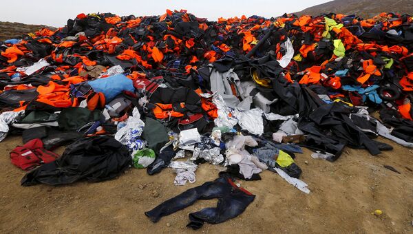 Спасательные жилеты оставленные мигрантами после прибытия на греческий остров Лесбос