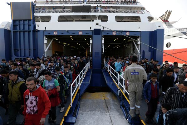 Мигранты прибывают в порт города Афины, Греция