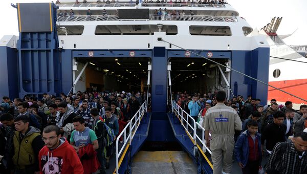 Мигранты прибывают в порт города Афины. Архивное фото