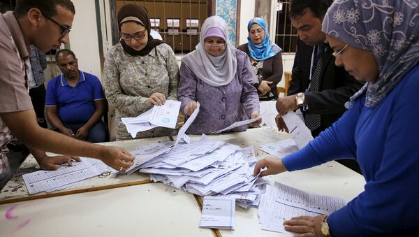 Подсчет голосов первого этапа голосования на парламентских выборах в Египте. Октябрь 2015