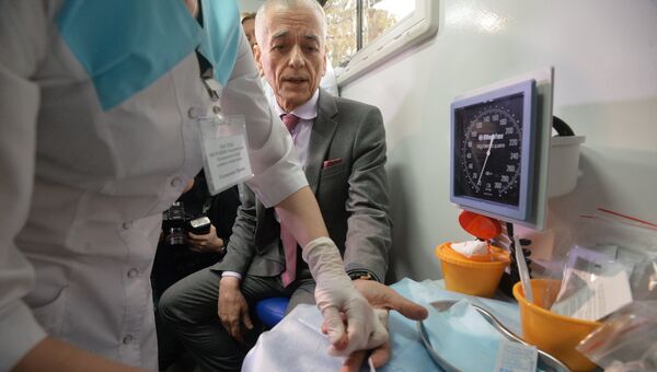 Помощник председателя правительства РФ Геннадий Онищенко сдает тест на ВИЧ