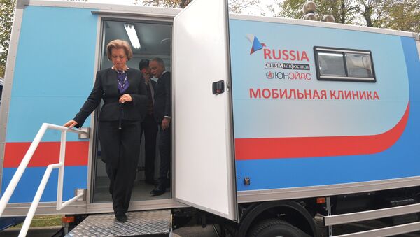 Главный государственный санитарный врач РФ Анна Попова выходит из мобильного диагностического центра после сдачи теста на ВИЧ