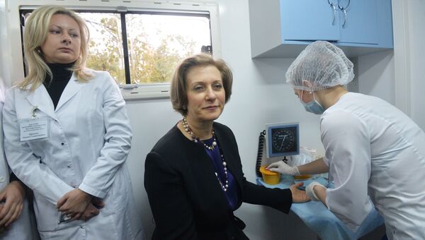 Главный государственный санитарный врач РФ Анна Попова сдает тест на ВИЧ
