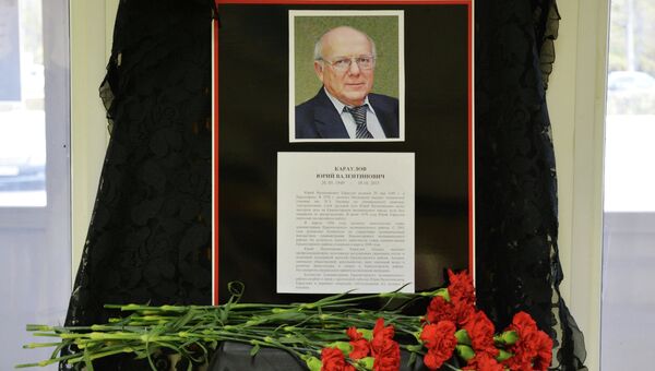 Цветы у портрета погибшего 19 октября первого заместителя главы Красногорского района Юрия Караулова. Архивное фото