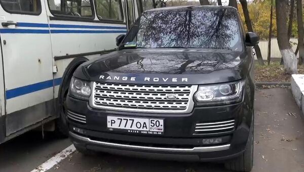 Автомобиль Рейндж Ровер, на котором после совершения убийства в администрации Красногорска скрылся подозреваемый в серии убийств Амиран Георгадзе