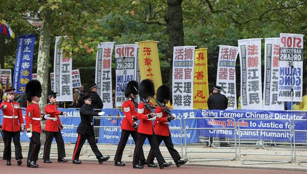 Гвардейцы готовятся перед визитом председателя КНР в Лондон. Архивное фото