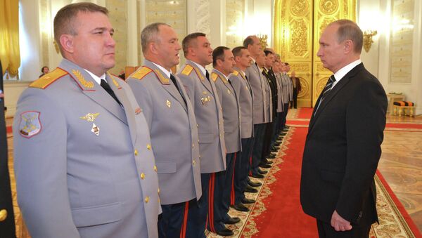 Президент России Владимир Путин на церемонии представления в Большом Кремлевском дворце высших офицеров по случаю их назначения на вышестоящие командные должности