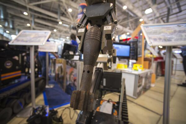 Робототехническое средство разведки и обезвреживания взрывоопасных предметов Telemax на международной выставке Интерполитех-2015 в Москве