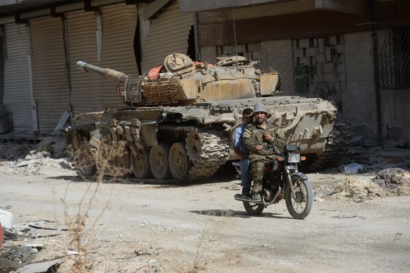 Боевая техника 4-й дивизии Сирийской Арабской Армии на передовой позиции в пригороде Дамаска Дарайе