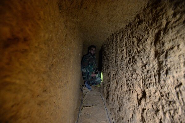 Бойцы 4-й дивизии Сирийской Арабской Армии осматривают подземные ходы боевиков в пригороде Дамаска Дарайе