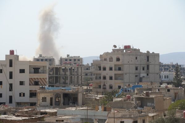 Дым от взрыва пригороде Дамаска Дарайе