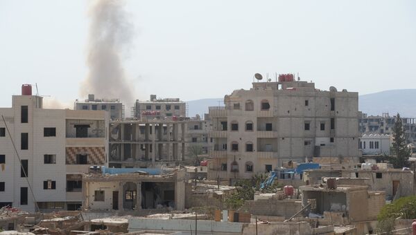 Дым от взрыва пригороде Дамаска Дарайе. Октябрь 2015