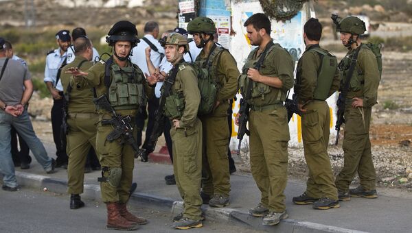 Израильские солдаты на месте убийства палестинца совершившего наезд на остановку