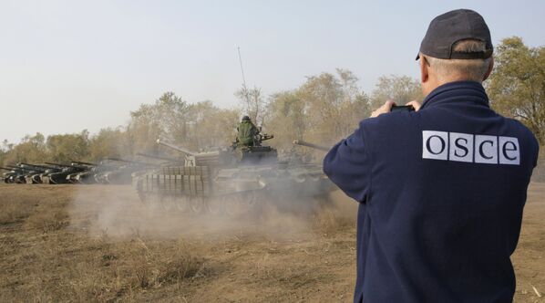 Наблюдатель ОБСЕ фиксирует отвод техники и вооружений ЛНР от линии соприкосновения