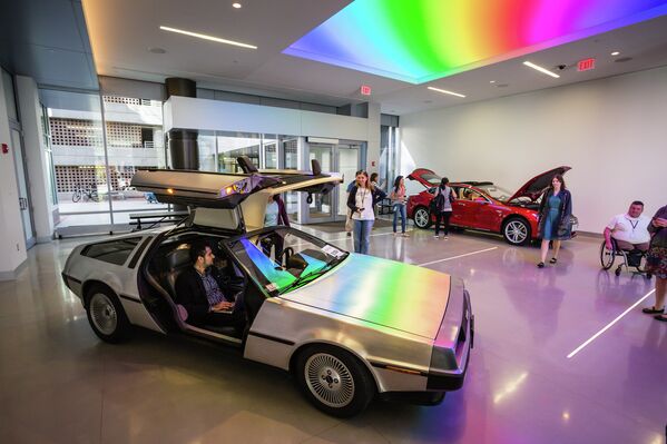 Автомобиль DeLorean в офисе компании Google