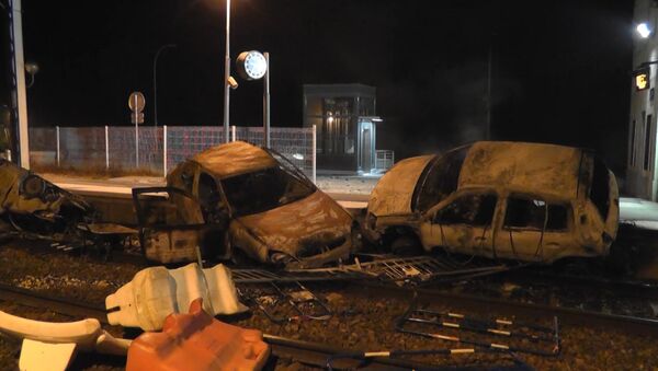 Беспорядки во французском Муаране: сожженные автомобили и груды мусора