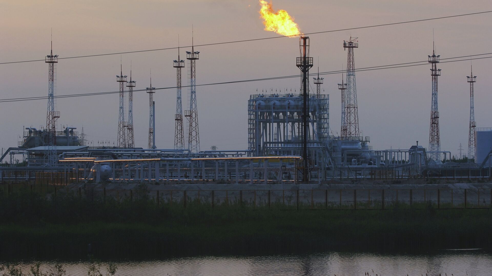 Добыча нефти в Ханты-Мансийском автономном округе - РИА Новости, 1920, 13.01.2025