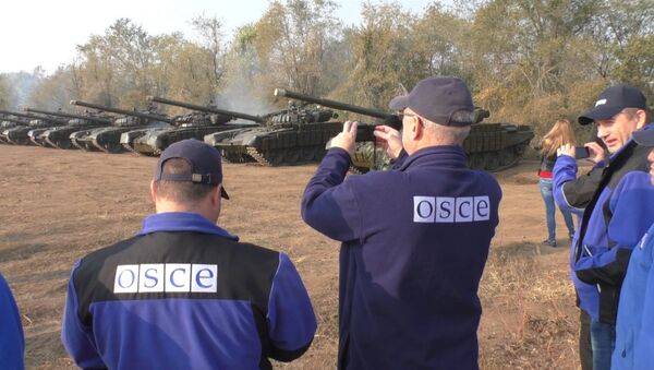 Представители ОБСЕ фотографировали отвод танков ЛНР от линии соприкосновения
