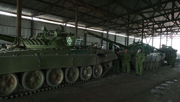 Ополченцы Донецкой народной республики у танков, отведенных от линии соприкосновения ДНР, на специально подготовленной площадке в Донецкой области