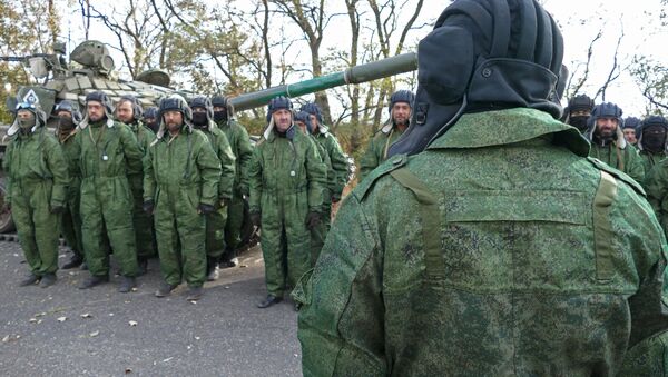 Ополченцы Донецкой народной республики во время отвода танков от линии соприкосновения ДНР на специально подготовленные площадки, в Донецкой области
