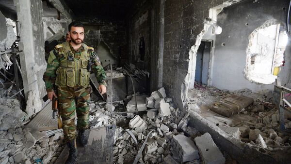 Один из бойцов 4-й дивизии Сирийской Арабской Армии на передовой позиции в пригороде Дамаска Дарайе